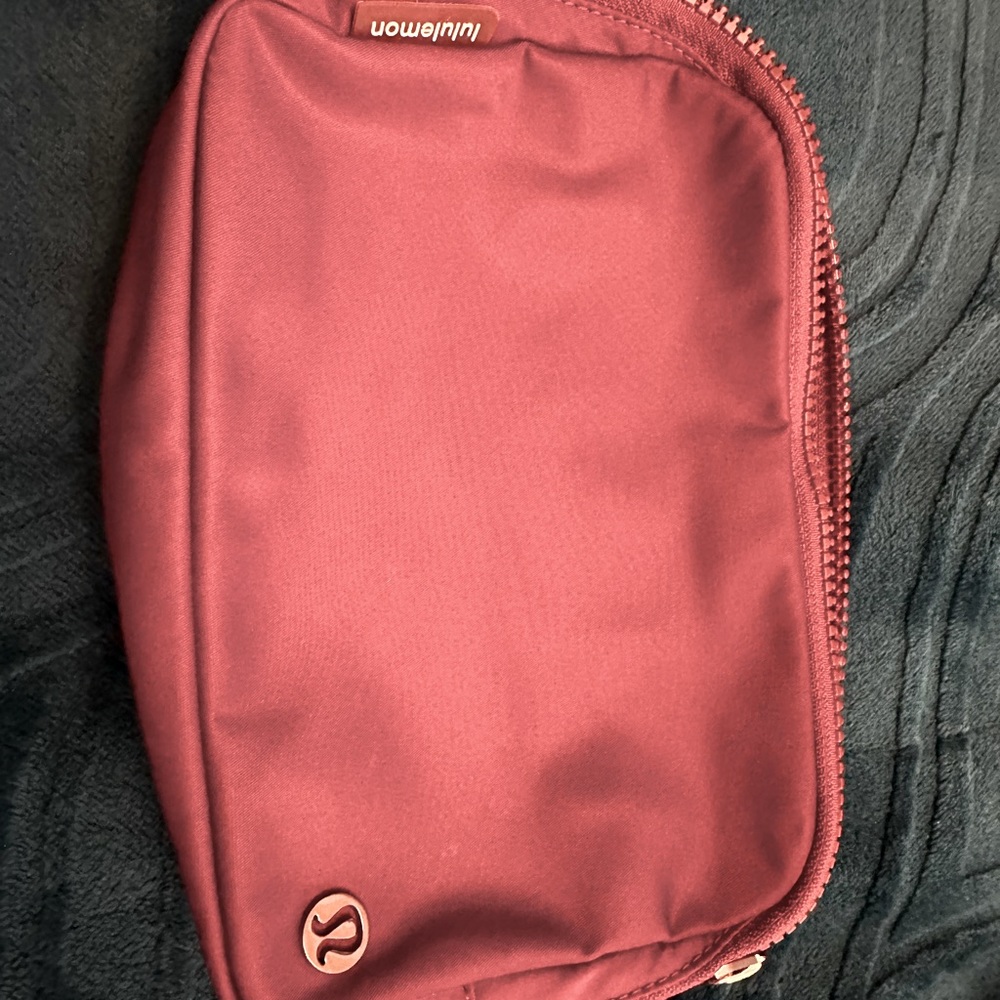 Everywhere Lululemon belt bag size Large 2L